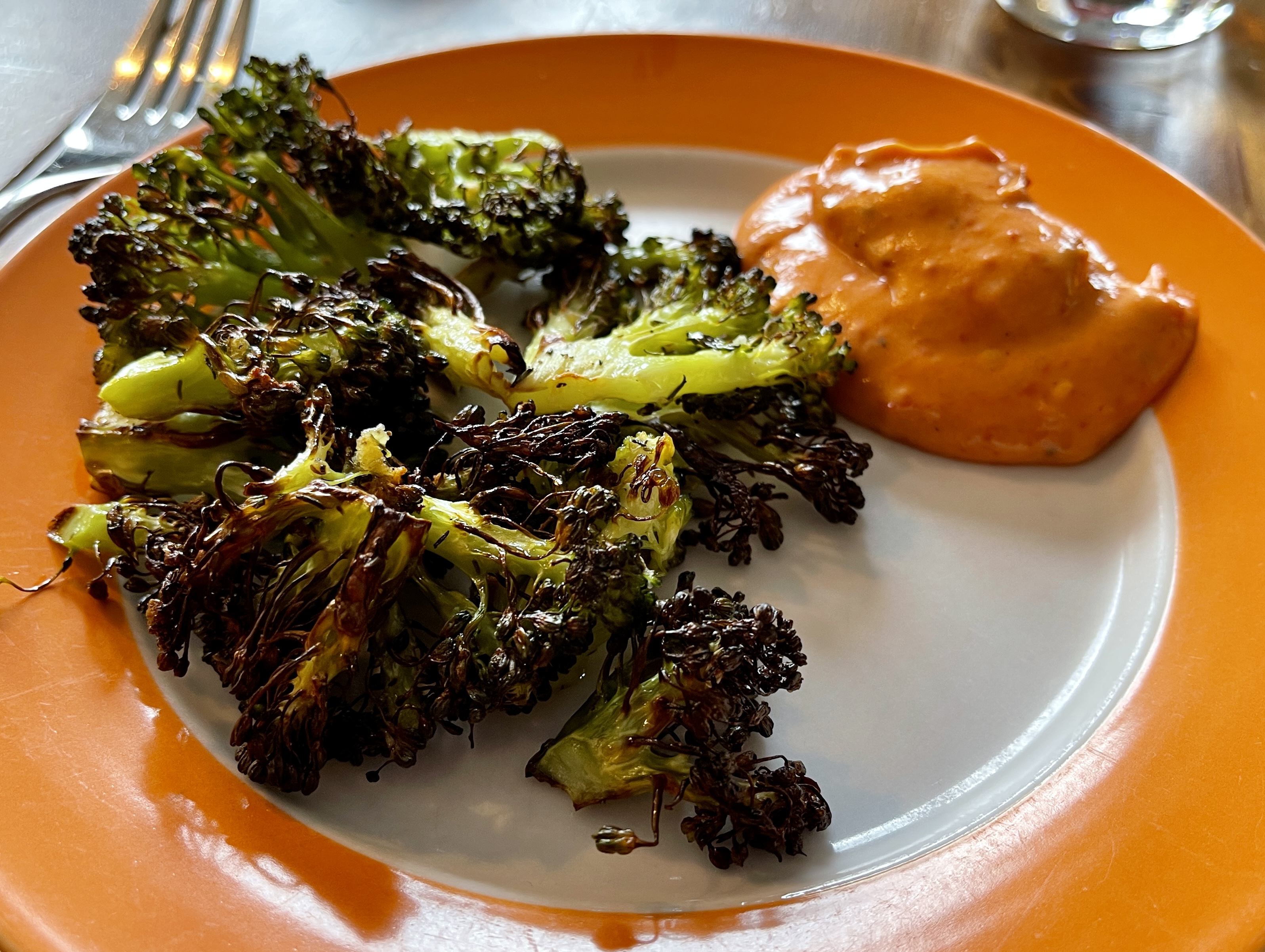 <i>Ger&ouml;steter Brokkoli</i> <i>mit Tomaten-Chili-</i><i>Mayonnaise</i>